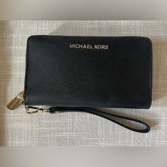 Michael Kors *NWT Jet Set Travel Smartphone Black Wallet Wristlet Gold Hardware - Picture 1 of 6